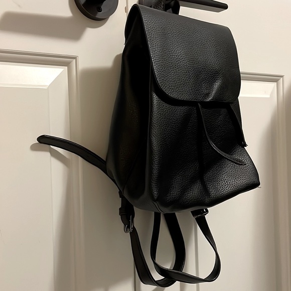 Minimalist backpack - Picture 3 of 10